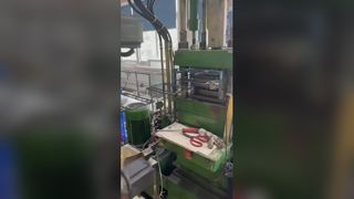 Rzeczywiste zdjęcia zautomatyzowanego procesu produkcyjnego aplikacji czarnych etykiet, plastikowych form