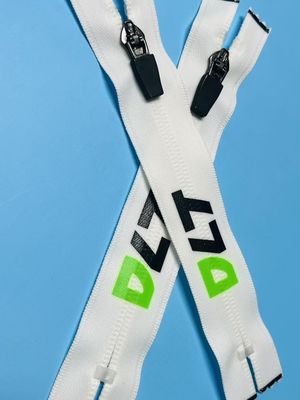 Wyposażony w materiały odzieżowe