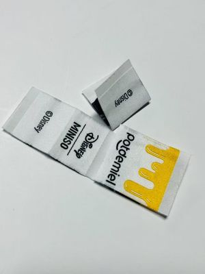 Etykiety odzieżowe na zamówienie Etykiety odzieżowe 0,4 mm Logo 5000 sztuk